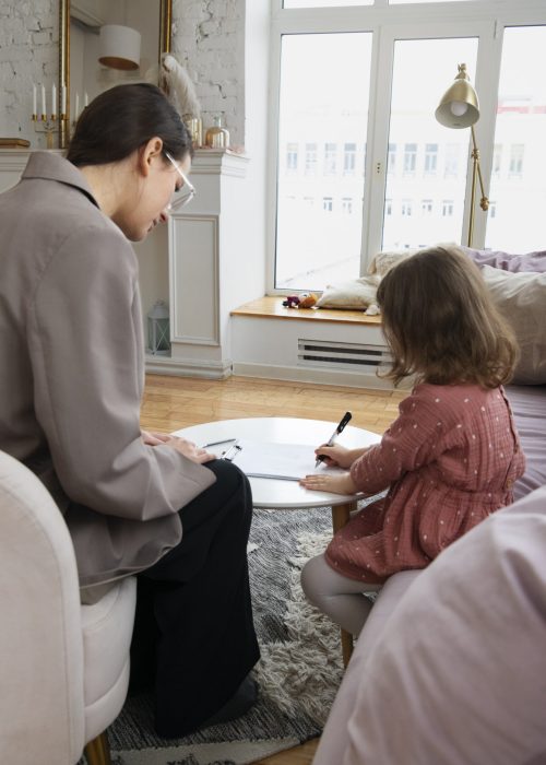 crianca-fazendo-sessao-de-terapia-com-psicologo