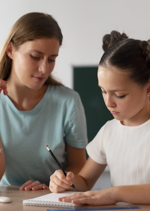 psicologa-ajudando-uma-garota-na-terapia-da-fala